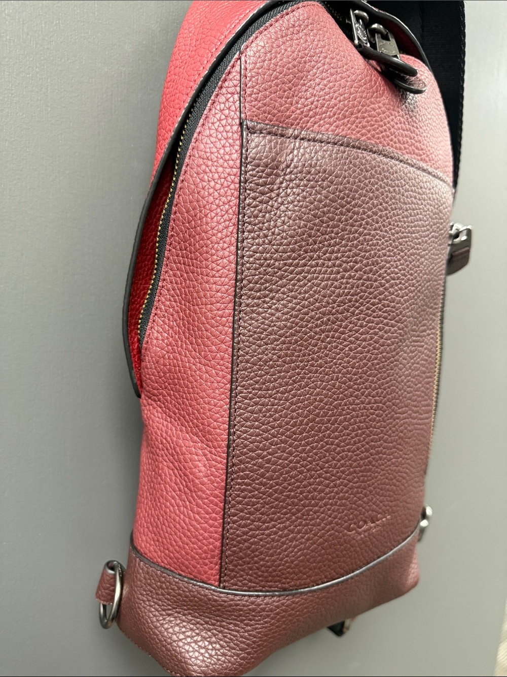 Coach Men's Pebbled Leather Sling Bag in Wine and Black - Picture 3 of 9